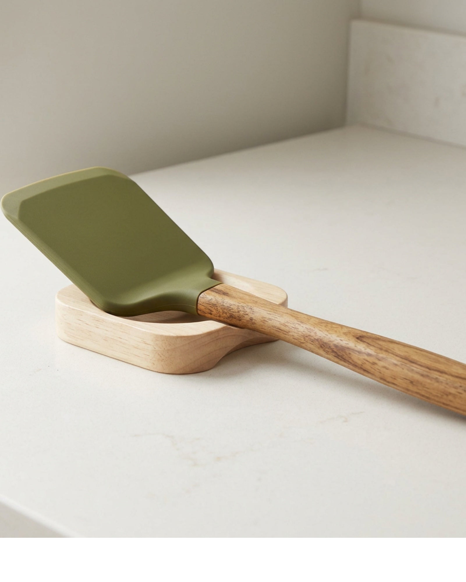 Vyyro Wood-Handle Silicone Solid Turner 32 cm Olive - Lifestyle view